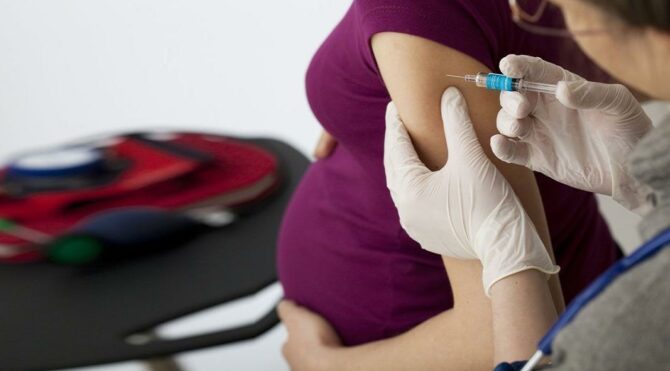 ‘Hamileler grip aşısı olmalı, kapalı alanlarda maske kullanmalı’